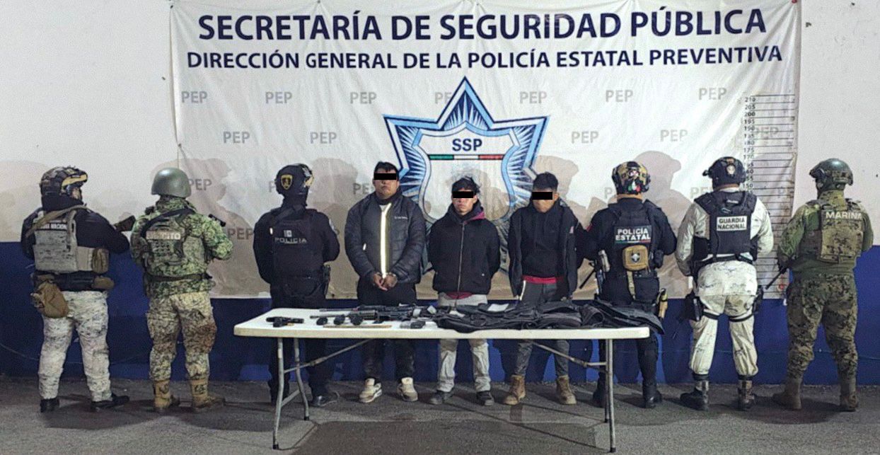 Detienen fuerzas de seguridad a tres masculinos en posesión de armas largas