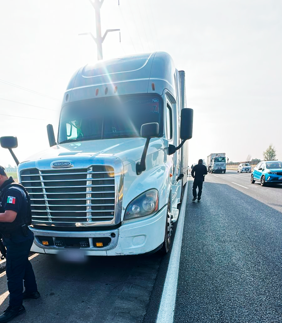 Policía Estatal frustra robo de tractocamión en la México-Puebla