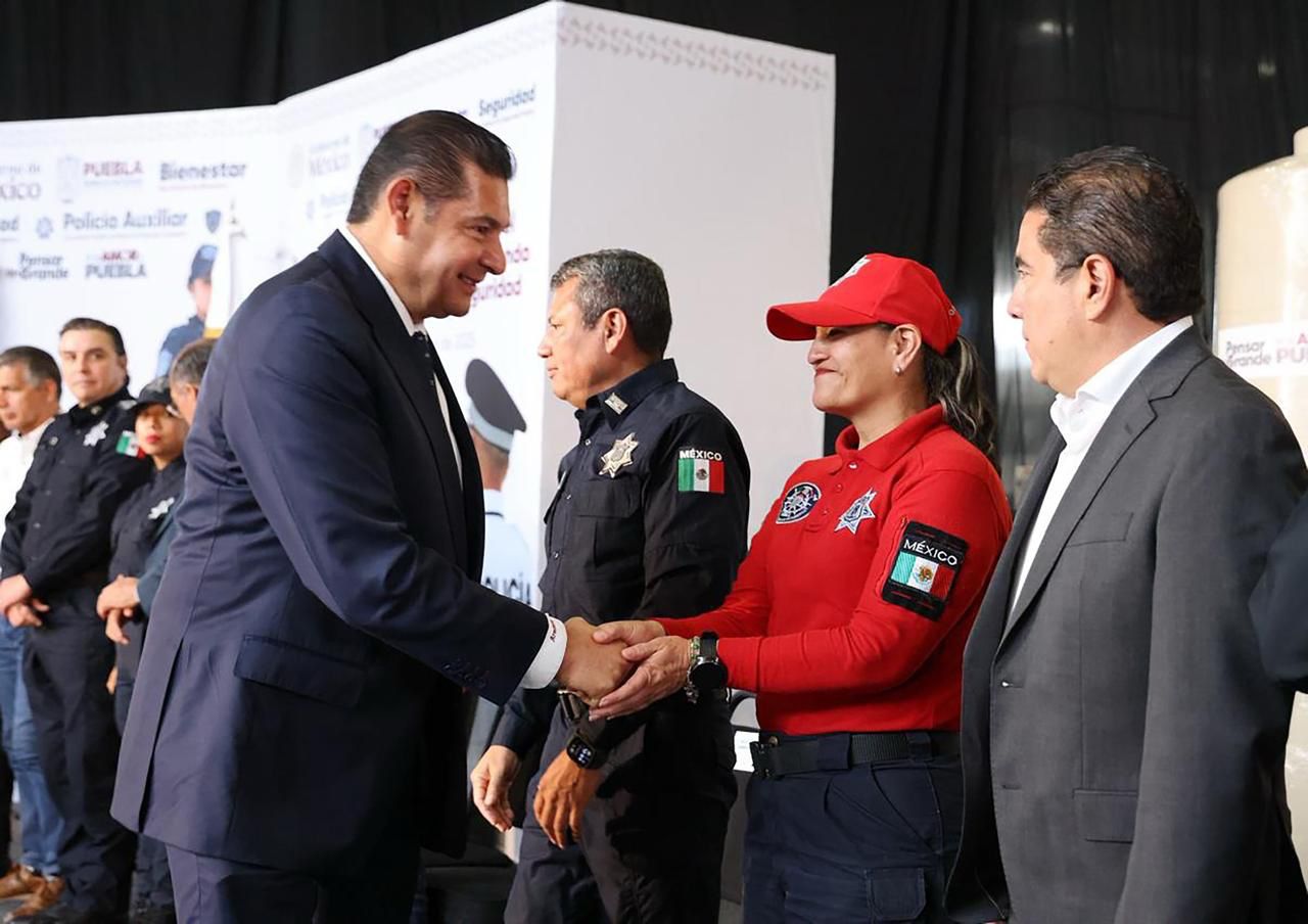 Puebla dignifica la labor policial con programas de bienestar para sus familias 2 Gobierno entrega 110 mdp en apoyos de vivienda a 12 mil policías para dignificar labores policiales