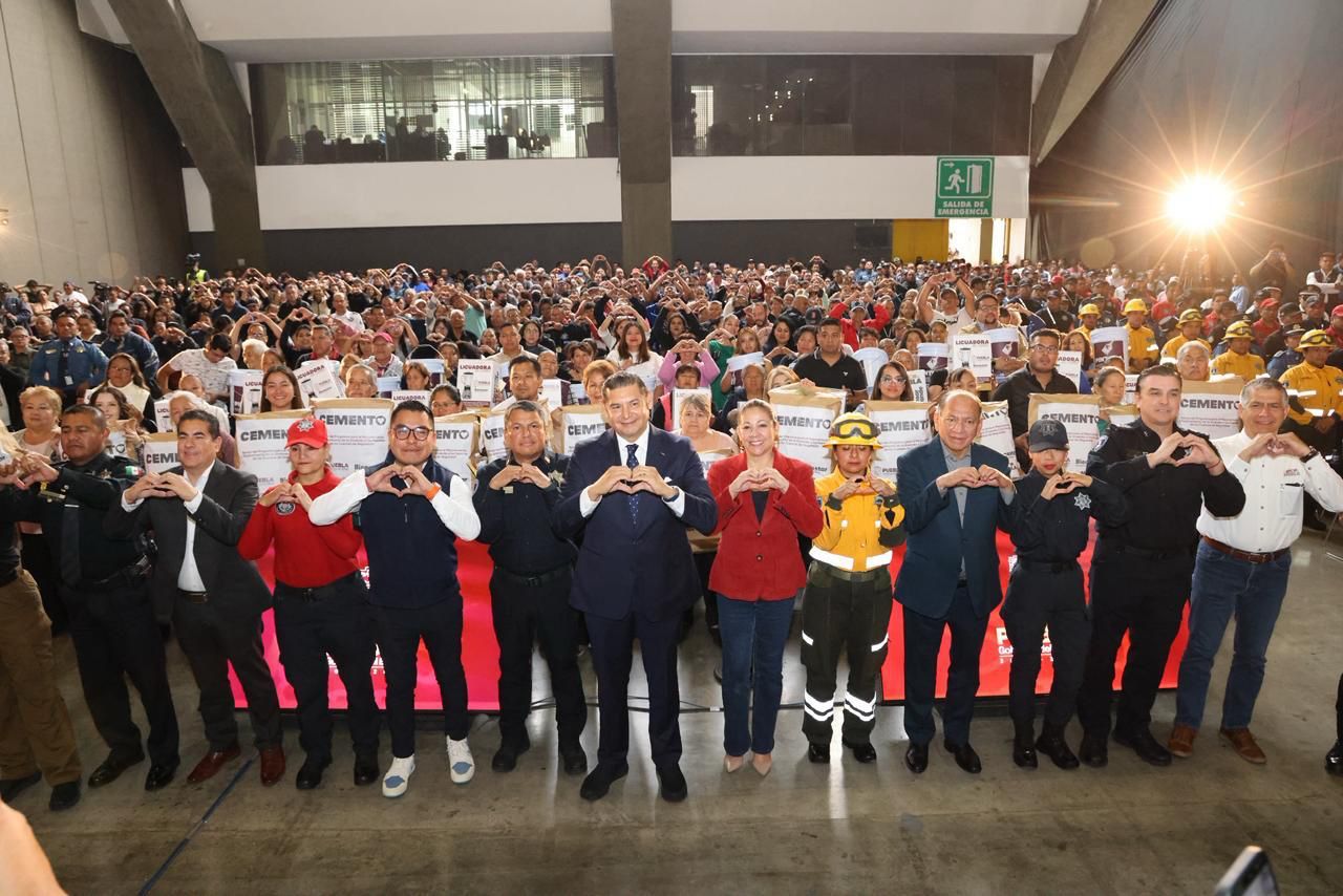 Gobierno entrega 110 mdp en apoyos de vivienda a 12 mil policías para dignificar labores policiales