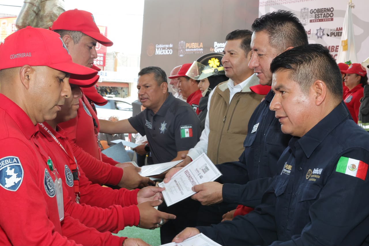 CON VIVIENDA Y EQUIPAMIENTO, GOBIERNO ESTATAL RECONOCE ENTREGA HEROICA DE BOMBEROS