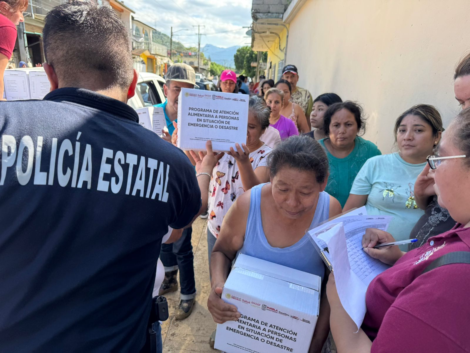 Fuerzas de seguridad mantienen ayuda a familias de la Sierra Norte