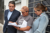 Gobierno de Puebla y empresarios cumplen compromisos; entregan primeros botones de alertamiento